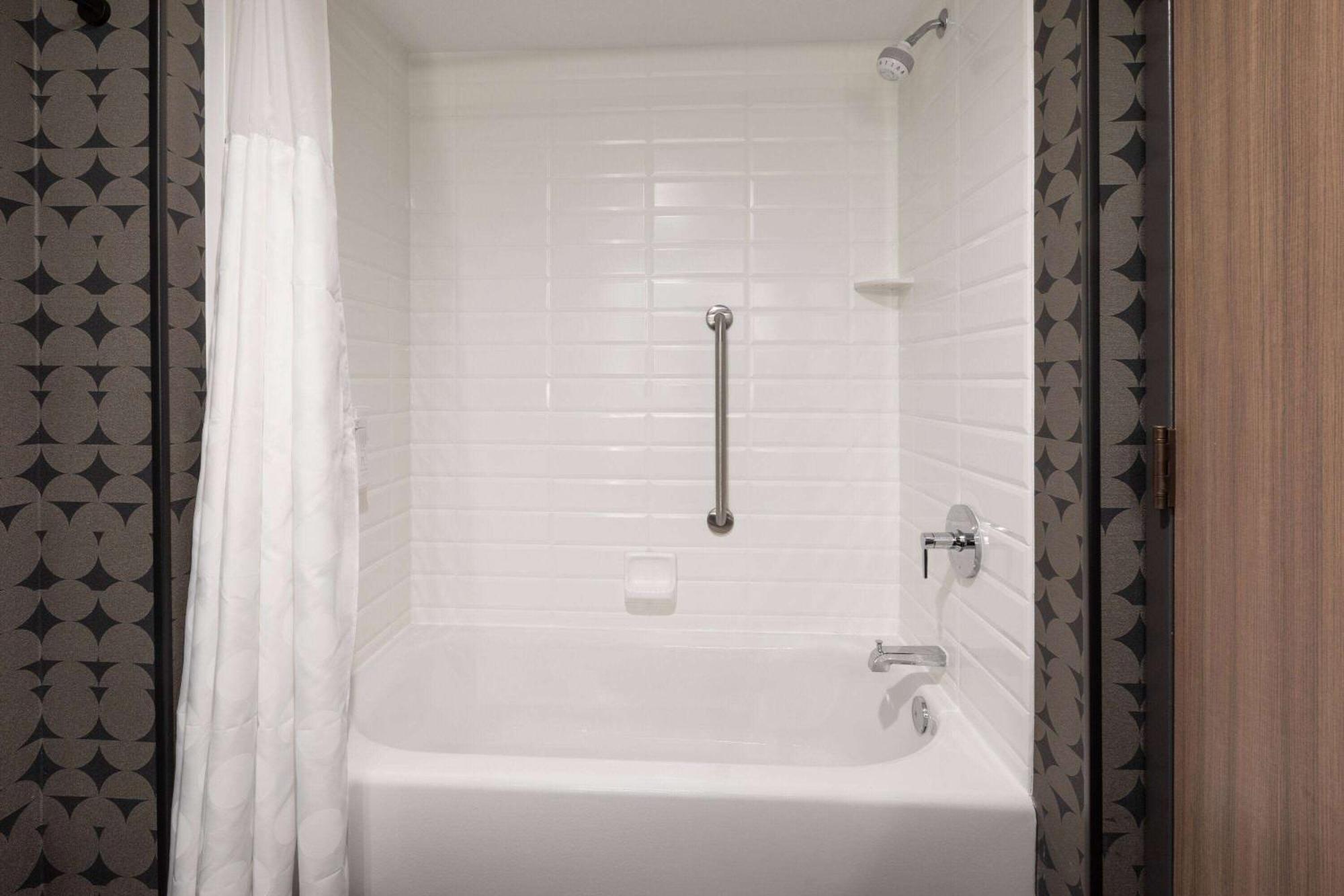 Riverbend Hotel And Suites, Trademark Collection By Wyndham Ashtabula Extérieur photo